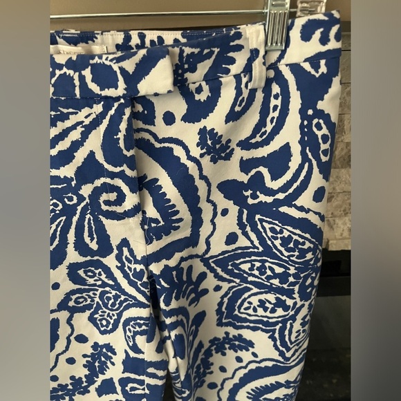 Chicos size 00 (size 2) blue and white cotton blend capri pants (runs big) - Picture 5 of 10